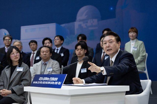 지난 2월 22일 윤석열 대통령은 경남도청에서 '다시 뛰는 원전산업, 활력 넘치는 창원·경남'을 주제로 열네 번째 국민과 함께하는 민생토론회를 열었다. <대통령실 제공>